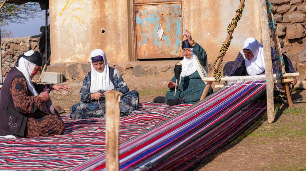 Diyarbakır’da asırlık yöntemle kilim dokuyor 15